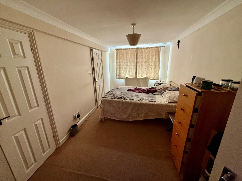 Lot: 74 - MIXED USE INVESTMENT IN TOWN CENTRE - FIVE FLATS AND COMMERCIAL UNIT - 44A East Street - Bedroom